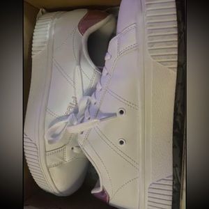 Size 8 filas like new